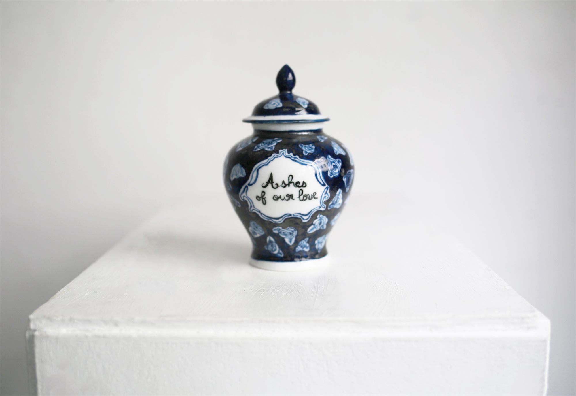 Eva Ostrowska, Ashes of Our Love, porcelain urn with China blue roses, Jingdezhen, 2019