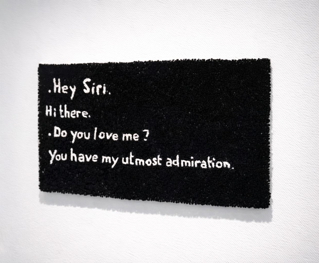 Eva Ostrowska, Hey Siri, Do You Love Me?, Tufted wool, 69 x 43 cm, 2020, from the series Digital Intimacy