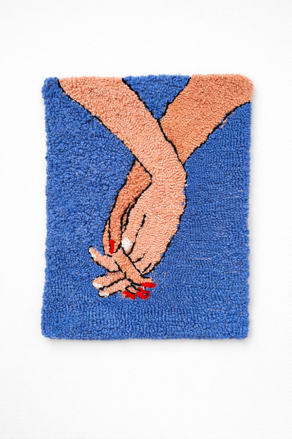 &Eacute;va Ostrowska, We Call It Nothing, tufted wool tapestry depicting two hands holding on a blue background, contemporary textile art about undefined relationships and emotional ambiguity in modern dating